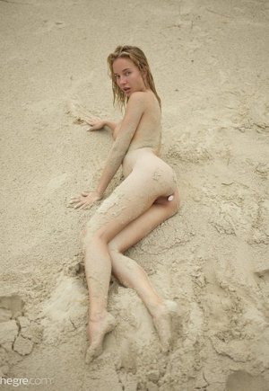 Голая блондиночка с затычкой в анальное отверстие на пляже фото 7