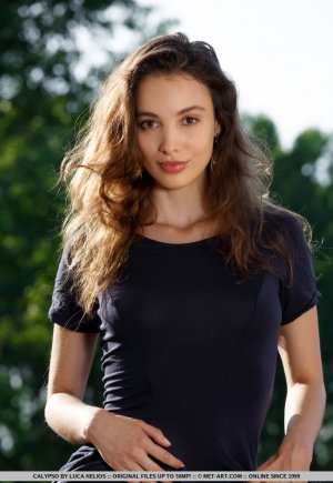 Сексуальная тинка с горячей задницей раздевается на балконе на солнышке Фото 2