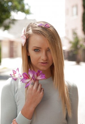 Шлюховатая блондинка Кармен Каллавей обнажает свое худое тело картинка 7