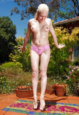 Волосатая блондинка Розанна показывает свои натуральные дойки на улице картинка 7