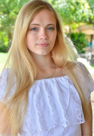 Симпатичная тинка снимает одежду и идет на прогулку голой по дороге картинка 4