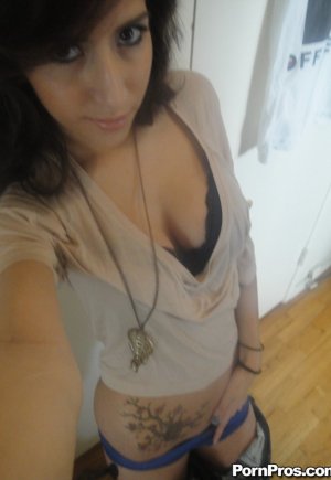 Латинка 10 Эйприл ОНил показывает свои большие сиськи для селфи картинка 5