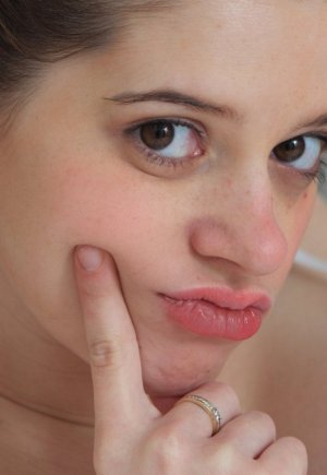 Беременная красотка втирает детское масло в свое обнаженное тело перед мастурбацией Фото 5