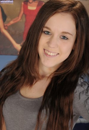 Молоденькая неопытная Тринити Рэй раздевается догола, чтобы раздвинуть лысую юную киску картинка 1