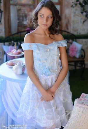 Сладкая тинка Фокси Ди снимает красивое платье и трусики для сольных поз картинка 4