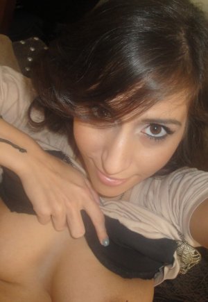 Латинка 10 Эйприл ОНил показывает свои большие сиськи для селфи картинка 15