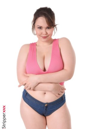 Толстая брюнетка персикового цвета Элис раздевается перед мастурбацией дилдо Фото 2