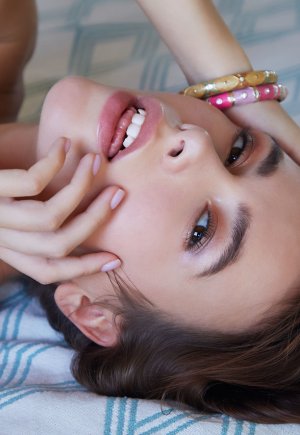 Милая юная обнажает свои восхитительные дырочки Фото 13