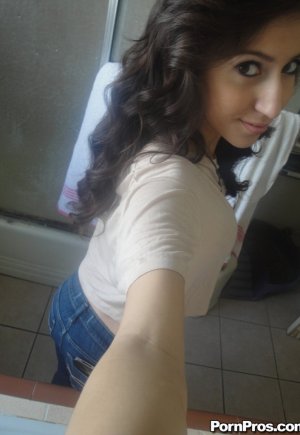 Латинка 10 Эйприл ОНил показывает свои большие сиськи для селфи картинка 1