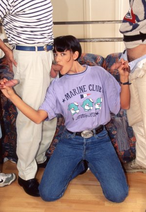 Темноволосая женщина Кэрол Руж делает двойное проникновение во время сцены групповухи Фото 2