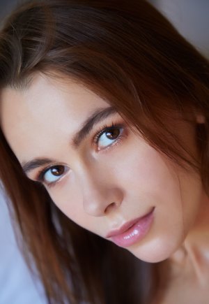 Милая юная обнажает свои восхитительные дырочки Фото 9