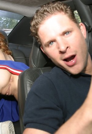 Резвая подростковая чирлидерша показывает свои товары на заднем сиденье картинка 16