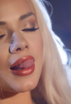 Красивая соло-девка Эльза Джин облизывает красные губы пока играет киской картинка 11