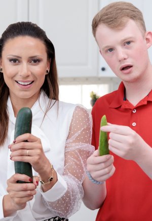 Кэсси Дель Исла занимается сексом со своим пасынком на кухне Фото 4