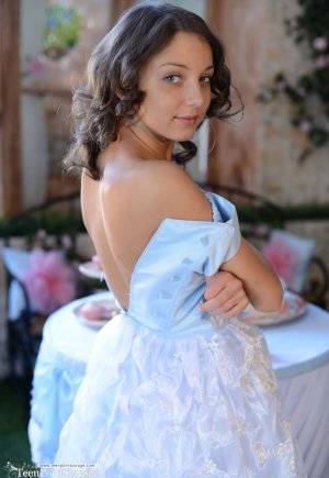 Сладкая тинка Фокси Ди снимает красивое платье и трусики для сольных поз картинка 5