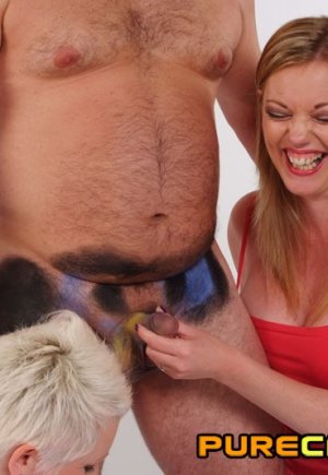 Британские женщины Салли Крим и Холли Кисс делают минет над ними Фото 10