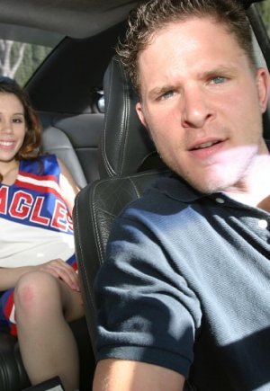 Резвая подростковая чирлидерша показывает свои товары на заднем сиденье картинка 1