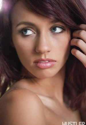 Рыжая красотка Виктория Линн обнажила свои упругие дойки для обнаженного позирования картинка 15