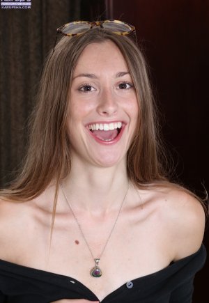 Юная Лилит Блэк обнажает крошечные сиськи в школьной юбке картинка 1