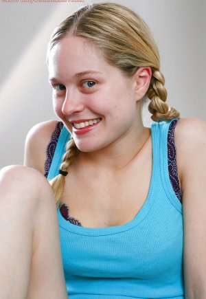 блондинка Розанна показывает розовые половые губы и клитор картинка 1